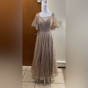 Elegant Lace Evening Gown Size 42  From Turkey